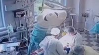 VIDEO:Médicos en Rusia continúan cirugía durante potente terremoto de magnitud 8.8