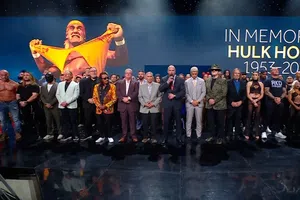 WWE rinde homenaje a Hulk Hogan en SmackDown con un saludo de 10 campanadas