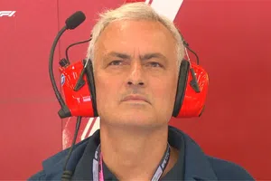 Mourinho sorprende en el garaje de Ferrari en Silverstone y se declara fan de Fernando Alonso