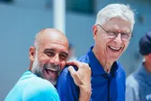 Arsène Wenger visita a Manchester City en su concentración de Mundial de Clubes