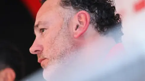 ‘Pregunta sin saber’ Gabriel Milito explota con reportero en conferencia de prensa