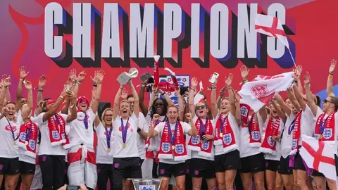 ¡Se rinden ante ellas! La afición inglesa sale a las calles para celebrar a las campeonas de la Eurocopa