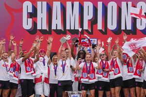 ¡Se rinden ante ellas! La afición inglesa sale a las calles para celebrar a las campeonas de la Eurocopa