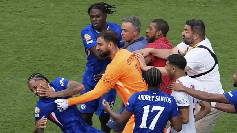 ¡No sabe perder! Luis Enrique agrede a Joao Pedro tras humillación del Chelsea al PSG