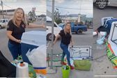 VIDEO Lady Tamales desata su furia: tira puesto por no poder salir de cajón de estacionamiento