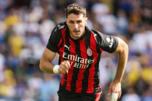 Santiago Giménez es criticado por la prensa en Italia debido a su estado físico