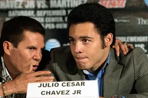 Julio César Chávez pide oraciones para su hijo
