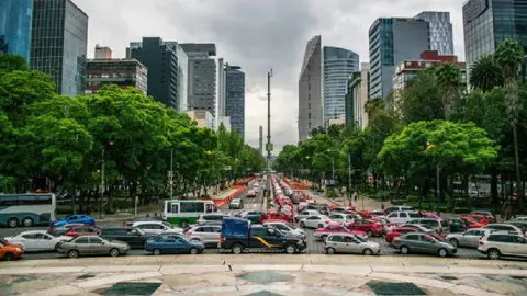 ¡Evita multas o corralón! Revisa el Hoy No Circula Sabatino del 21 de junio de 2025