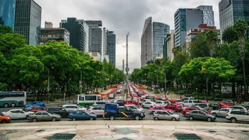 ¡Evita multas o corralón! Revisa el Hoy No Circula Sabatino del 21 de junio de 2025