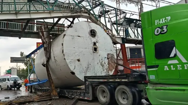 Un tráiler derribó un puente peatonal en la Vía José López Portillo