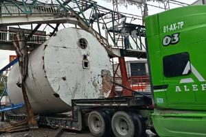 Un tráiler derribó un puente peatonal en la Vía José López Portillo