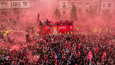 Desfile del Liverpool se convierte en tragedia tras embestida de auto a aficionados; hay un detenido