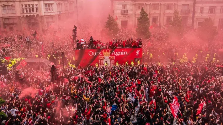 Desfile del Liverpool se convierte en tragedia tras embestida de auto a aficionados; hay un detenido