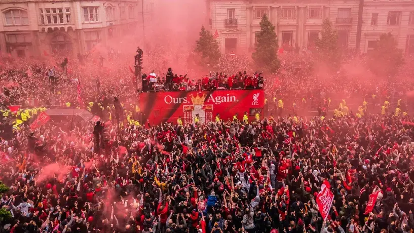 Desfile del Liverpool se convierte en tragedia tras embestida de auto a aficionados; hay un detenido