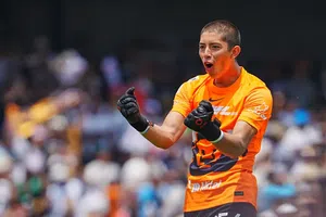 ¿Quién es Rodrigo Parra, el joven portero de Pumas que regaló un gol en su debut?