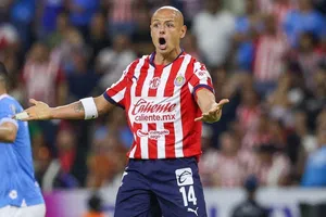 Chicharito Hernández se convierte en "gurú de parejas"