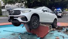 VIDEO: Automovilista se queda dormido y choca su Mercedes Benz contra fuente, en Polanco