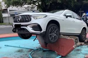 VIDEO: Automovilista se queda dormido y choca su Mercedes Benz contra fuente, en Polanco