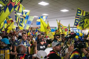 Faitelson revienta al americanismo por recibimiento a Allan Saint-Maximin en aeropuerto