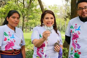 Clara Brugada presenta las medallas y playeras del Maratón que honra a Tenochtitlan