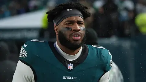 Los 49ers completan intercambio para adquirir a Bryce Huff de los Eagles
