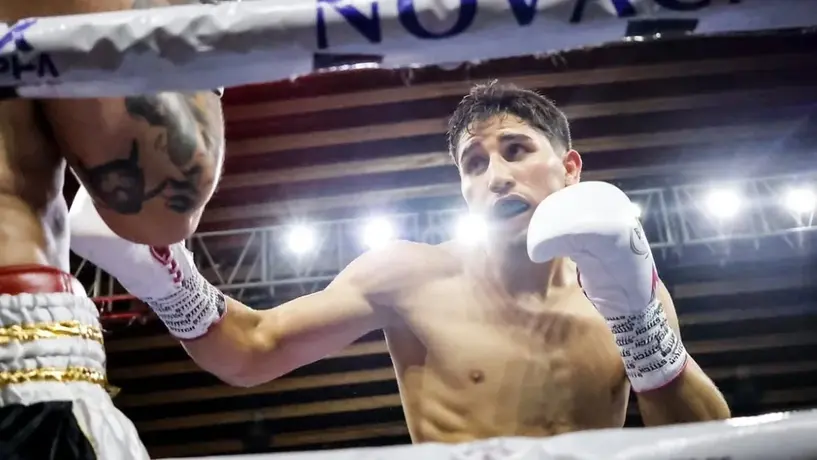 Marco Verde mantiene el invicto con contundente victoria en su debut profesional en México