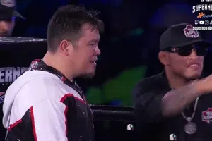 Franco Escamilla sube al ring de Supernova Strikers acompañado de Lazy Boy