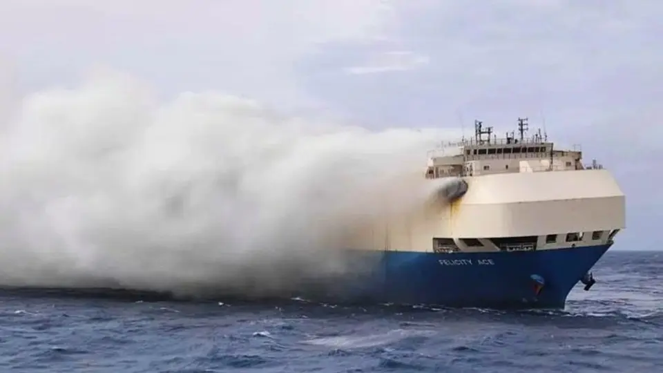 Barco con 3 mil autos chinos rumbo a México es abandonado tras incendio en el Pacífico
