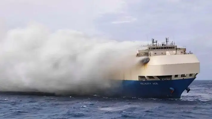 Barco con 3 mil autos chinos rumbo a México es abandonado tras incendio en el Pacífico