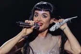 VIDEO: Katy Perry detiene concierto al desmayarse una fan: “Tú puedes, respira”