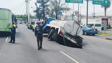 VIDEO: Socavón en calzada Ignacio Zaragoza atrapa pipa con 10 mil litros de agua en CDMX