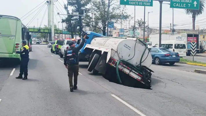 VIDEO: Socavón en calzada Ignacio Zaragoza atrapa pipa con 10 mil litros de agua en CDMX