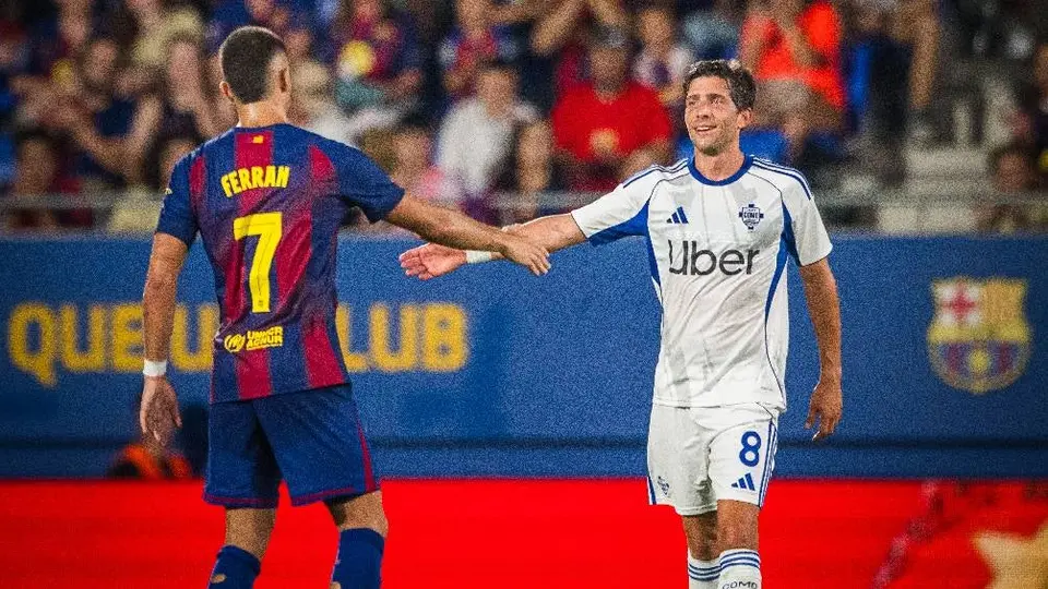 Sergi Roberto es ovacionado por los aficionados de Barcelona