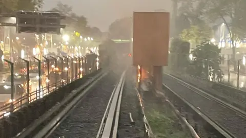 Reportan explosión en la estación de metro San Antoni Abad; Esto se sabe