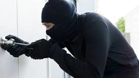 Asesoría legal gratuita en CDMX: qué hacer si invaden tu casa