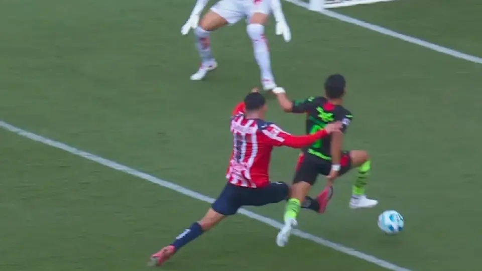 ¿Era penal? La polémica marcación del 'Gato' Ortíz en el Chivas vs Juárez