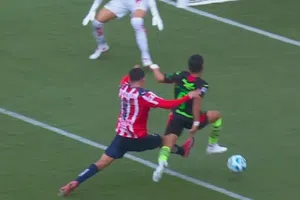 ¿Era penal? La polémica marcación del 'Gato' Ortíz en el Chivas vs Juárez
