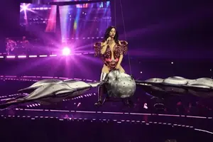 VIDEO: Katy Perry casi cae en pleno show en San Francisco por una falla técnica en su escenografía