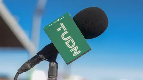 Narrador estrella de TUDN sorprende y anuncia debut con la competencia