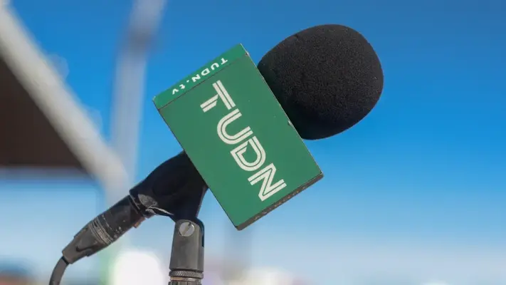 Narrador estrella de TUDN sorprende y anuncia debut con la competencia