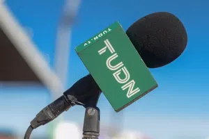 Narrador estrella de TUDN sorprende y anuncia debut con la competencia