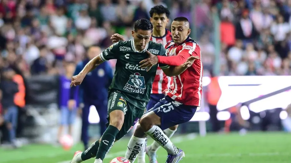 James Rodríguez consuela a Chicharito luego de la derrota de Chivas ante León