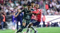 James Rodríguez consuela a Chicharito luego de la derrota de Chivas ante León