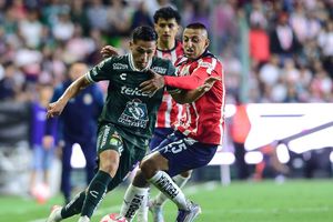 James Rodríguez consuela a Chicharito luego de la derrota de Chivas ante León