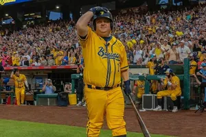 Patrick Renna revive su papel en 'Nuestra Pandilla' y emociona en partido de Savannah Bananas