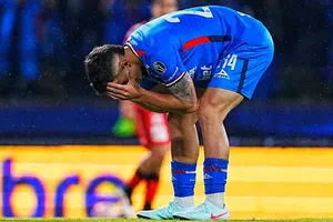 Afición de Cruz Azul abuchea al equipo de Larcamón y pide de vuelta a Vicente Sánchez