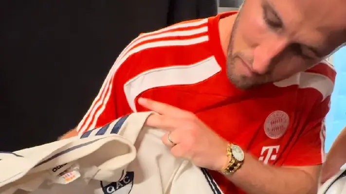 Harry Kane es fotografiado con playera de un equipo argentino tras duelo Bayern vs Boca Juniors