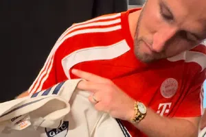Harry Kane es fotografiado con playera de un equipo argentino tras duelo Bayern vs Boca Juniors