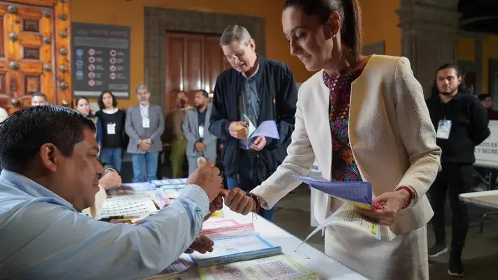 Así votó Claudia Sheinbaum: sin bolso, sin acordeón y bajo fuerte resguardo militar
