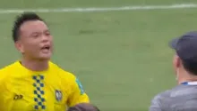 Jugador de Auckland City hace berrinche por no querer abandonar la cancha tras protocolo médico